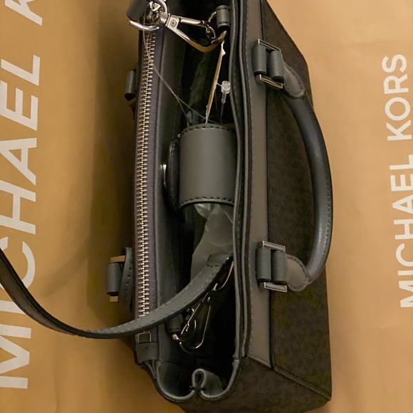 selling my mk bag - Picture 3 of 3